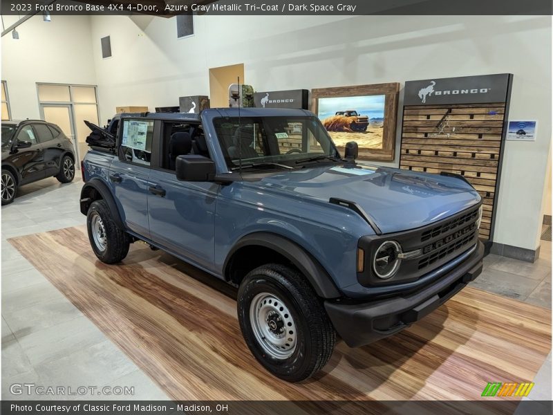 Front 3/4 View of 2023 Bronco Base 4X4 4-Door