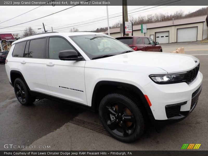 Front 3/4 View of 2023 Grand Cherokee L Limited 4x4