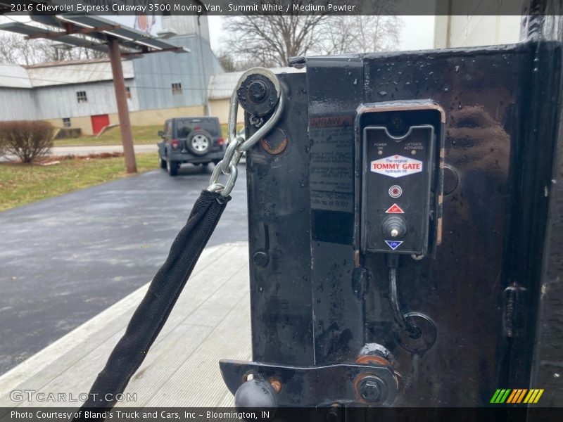 Summit White / Medium Pewter 2016 Chevrolet Express Cutaway 3500 Moving Van
