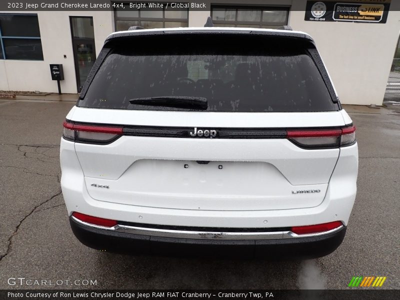 Bright White / Global Black 2023 Jeep Grand Cherokee Laredo 4x4