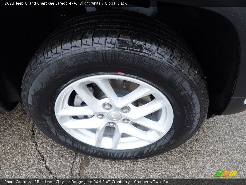 Bright White / Global Black 2023 Jeep Grand Cherokee Laredo 4x4