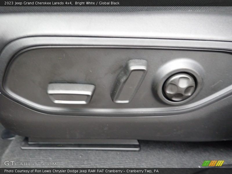 Bright White / Global Black 2023 Jeep Grand Cherokee Laredo 4x4