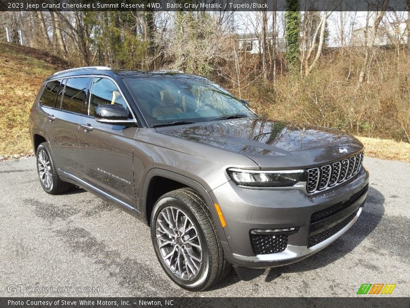 Front 3/4 View of 2023 Grand Cherokee L Summit Reserve 4WD