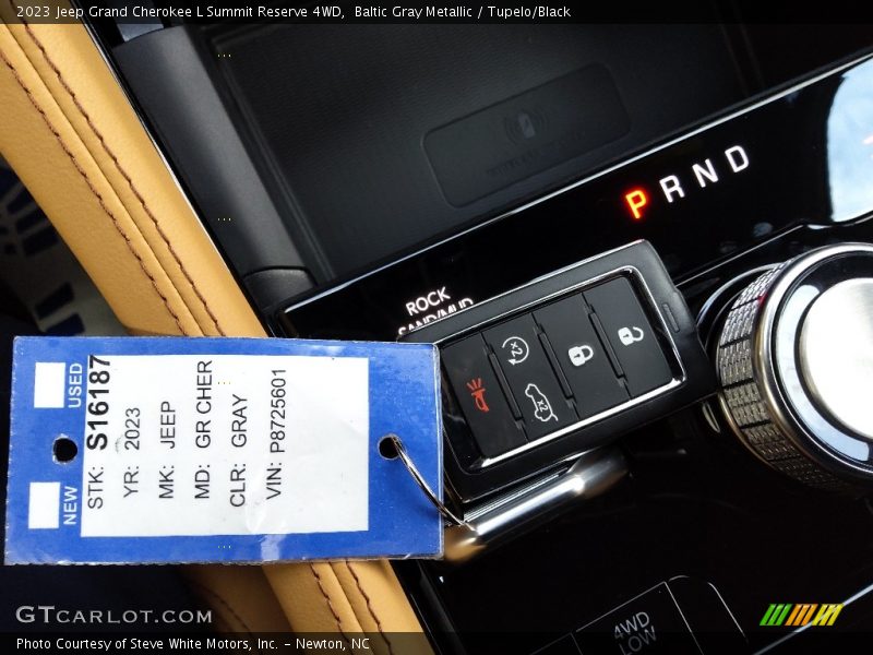 Keys of 2023 Grand Cherokee L Summit Reserve 4WD