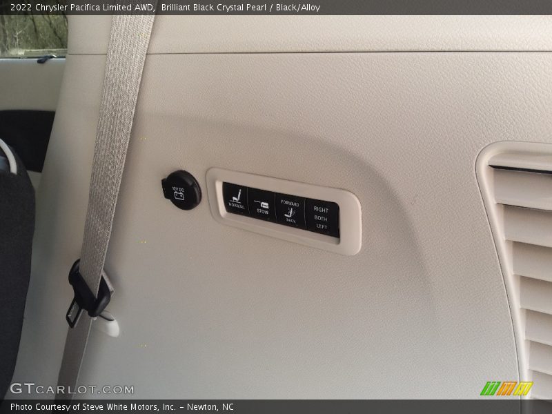 Brilliant Black Crystal Pearl / Black/Alloy 2022 Chrysler Pacifica Limited AWD