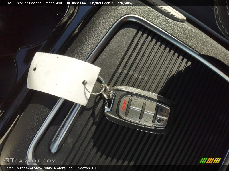Brilliant Black Crystal Pearl / Black/Alloy 2022 Chrysler Pacifica Limited AWD