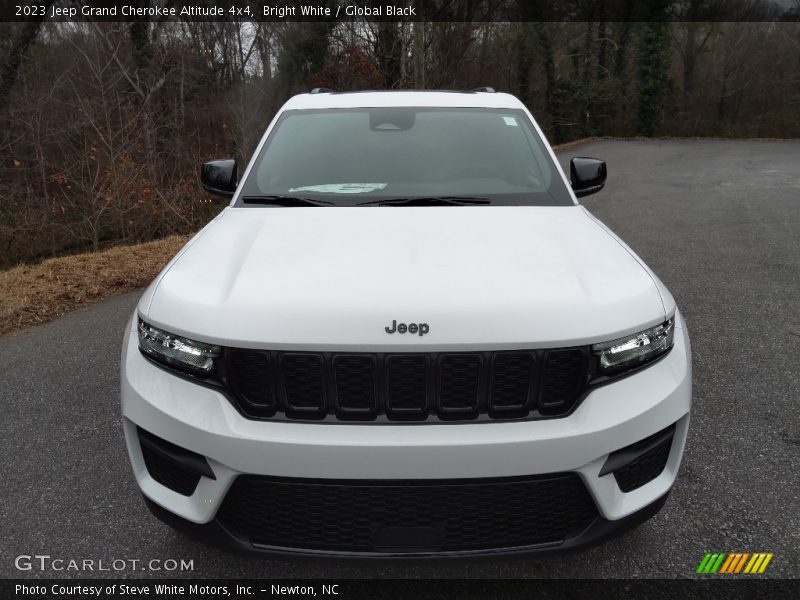 Bright White / Global Black 2023 Jeep Grand Cherokee Altitude 4x4