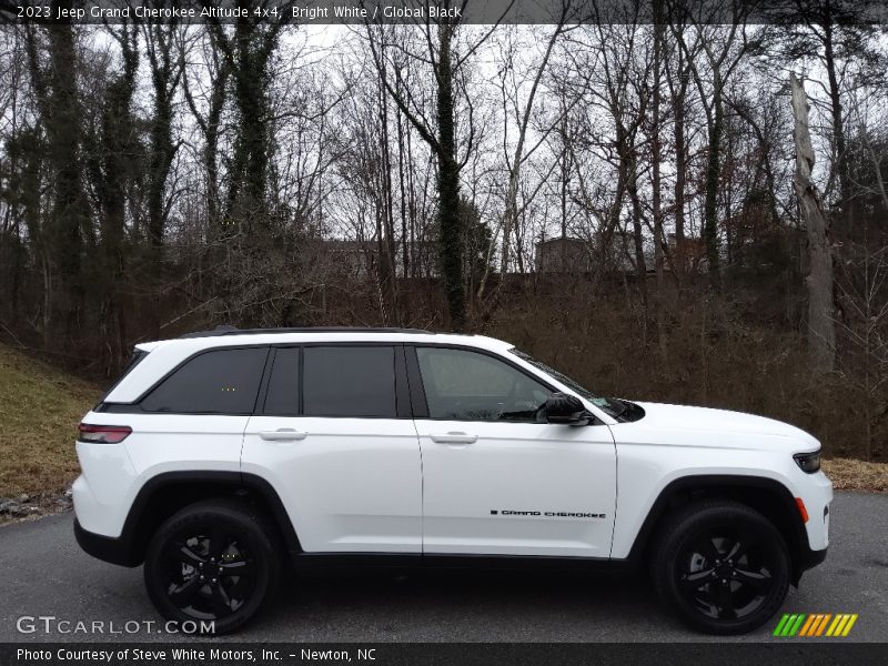 Bright White / Global Black 2023 Jeep Grand Cherokee Altitude 4x4