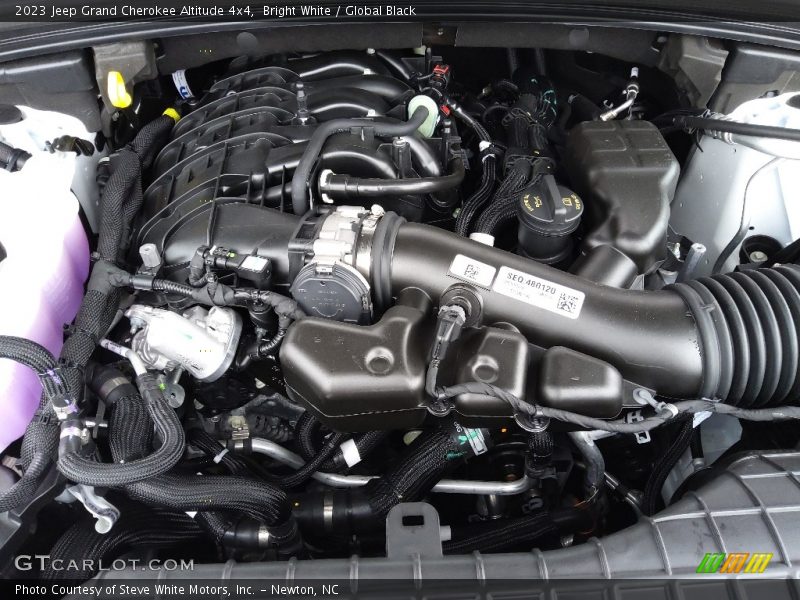 Bright White / Global Black 2023 Jeep Grand Cherokee Altitude 4x4