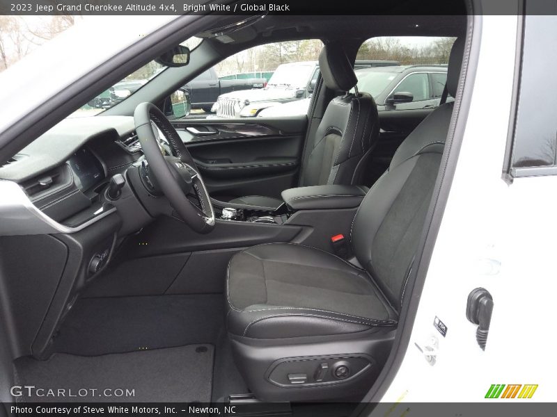 Bright White / Global Black 2023 Jeep Grand Cherokee Altitude 4x4