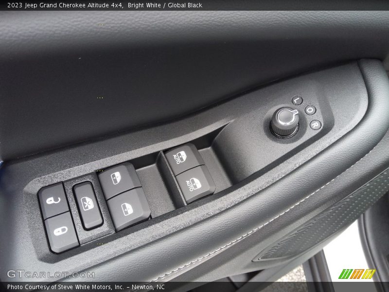 Bright White / Global Black 2023 Jeep Grand Cherokee Altitude 4x4