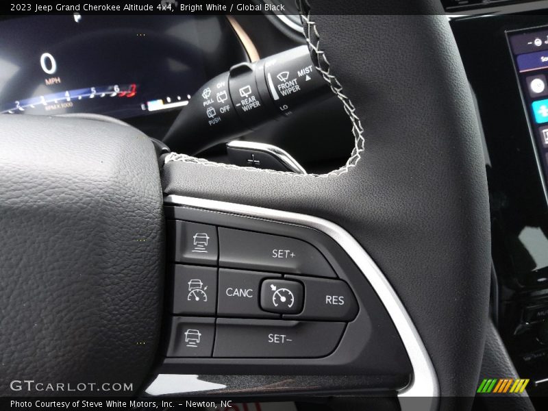 Bright White / Global Black 2023 Jeep Grand Cherokee Altitude 4x4