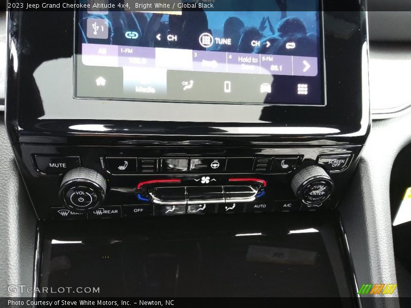 Bright White / Global Black 2023 Jeep Grand Cherokee Altitude 4x4