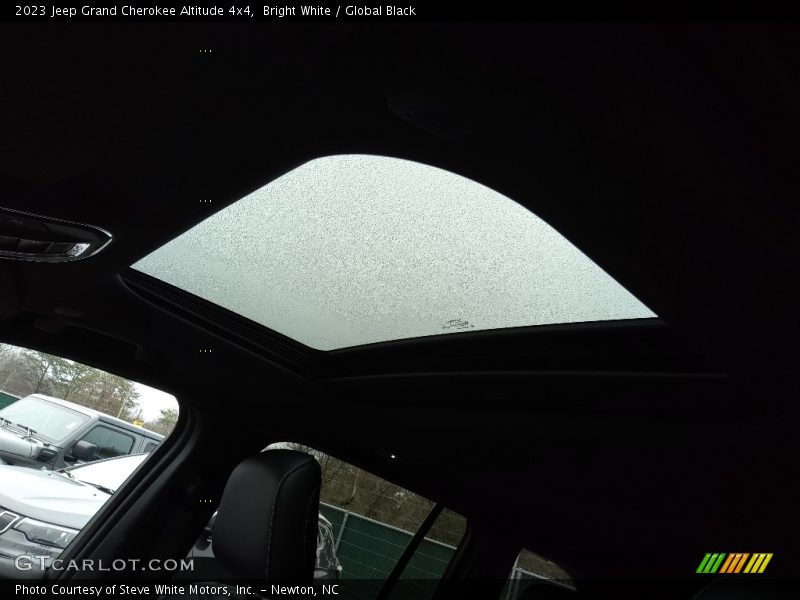 Bright White / Global Black 2023 Jeep Grand Cherokee Altitude 4x4