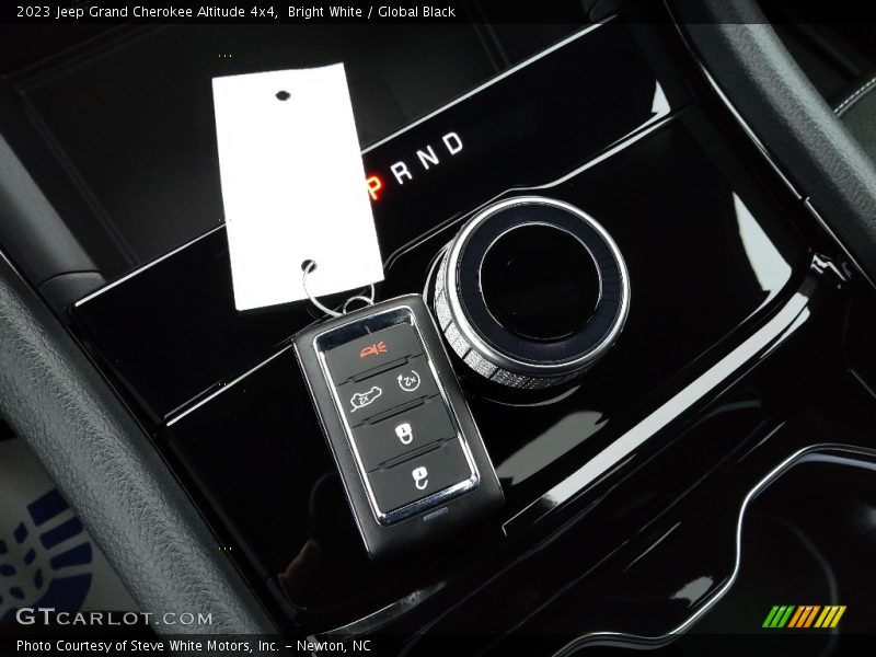 Bright White / Global Black 2023 Jeep Grand Cherokee Altitude 4x4