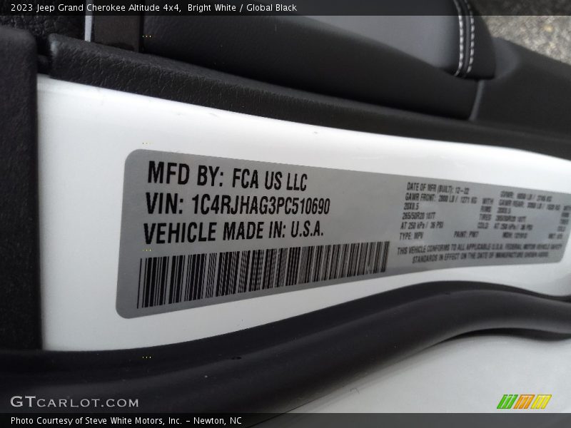 Bright White / Global Black 2023 Jeep Grand Cherokee Altitude 4x4