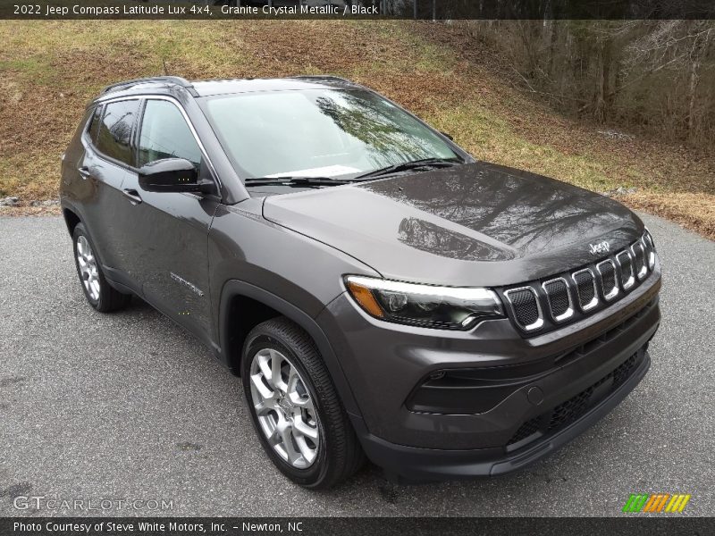 Front 3/4 View of 2022 Compass Latitude Lux 4x4