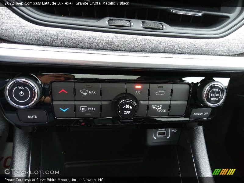 Controls of 2022 Compass Latitude Lux 4x4