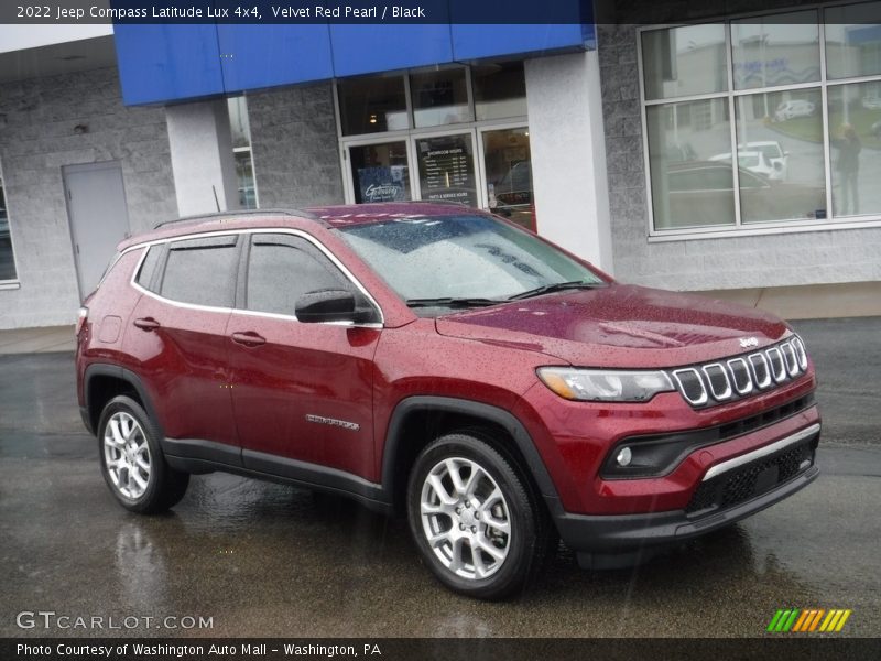 Front 3/4 View of 2022 Compass Latitude Lux 4x4