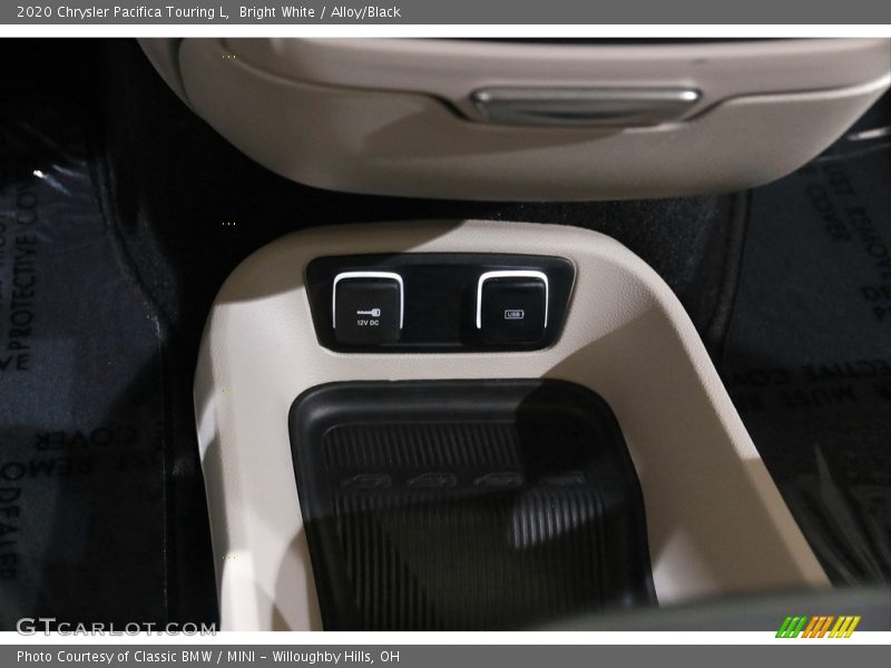 Bright White / Alloy/Black 2020 Chrysler Pacifica Touring L