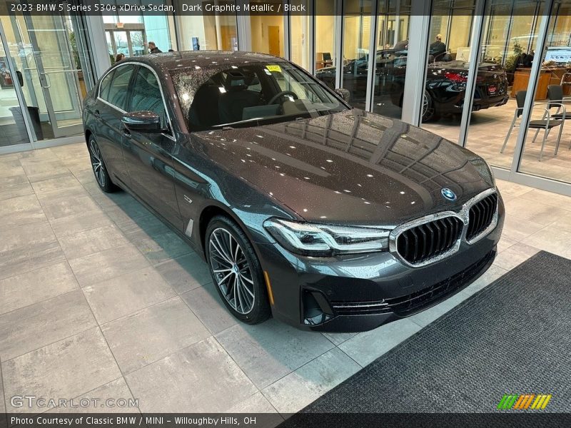 Front 3/4 View of 2023 5 Series 530e xDrive Sedan