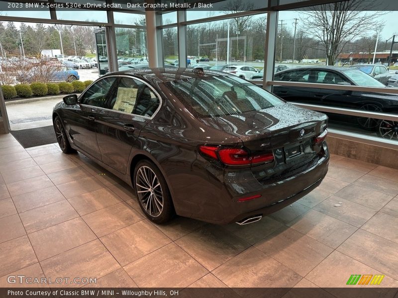 Dark Graphite Metallic / Black 2023 BMW 5 Series 530e xDrive Sedan