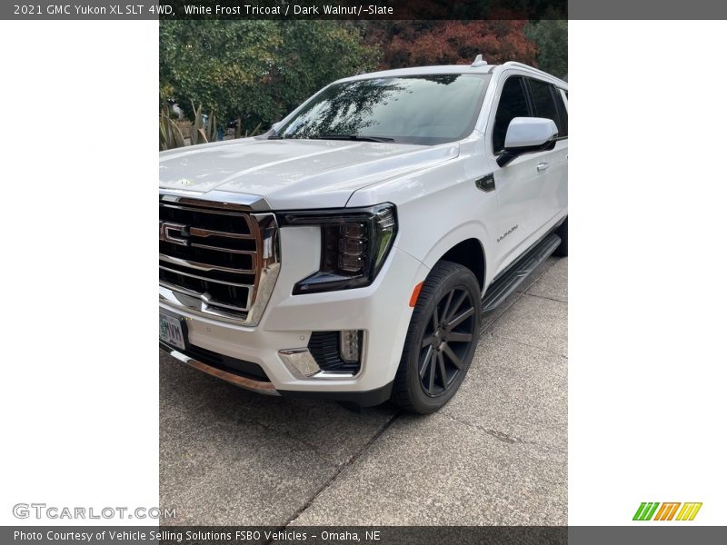 White Frost Tricoat / Dark Walnut/­Slate 2021 GMC Yukon XL SLT 4WD