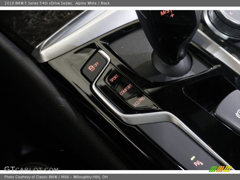 Alpine White / Black 2019 BMW 5 Series 540i xDrive Sedan