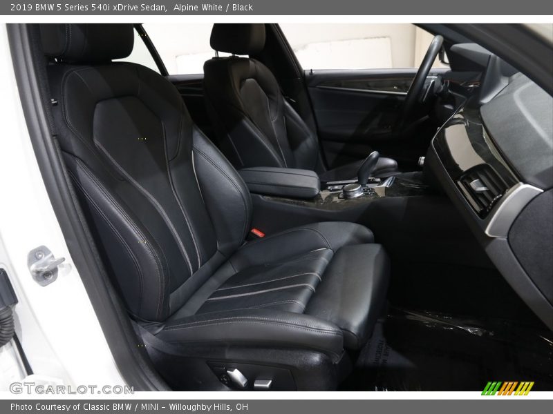 Alpine White / Black 2019 BMW 5 Series 540i xDrive Sedan