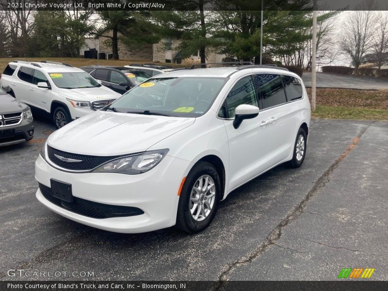 Bright White / Cognac/Alloy 2021 Chrysler Voyager LXI