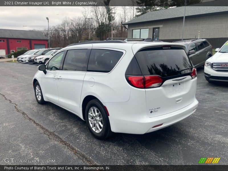 Bright White / Cognac/Alloy 2021 Chrysler Voyager LXI