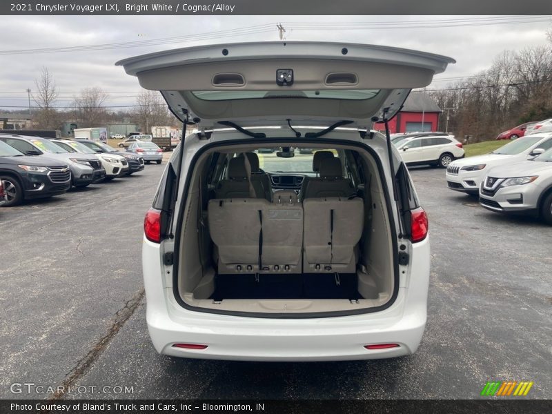 Bright White / Cognac/Alloy 2021 Chrysler Voyager LXI