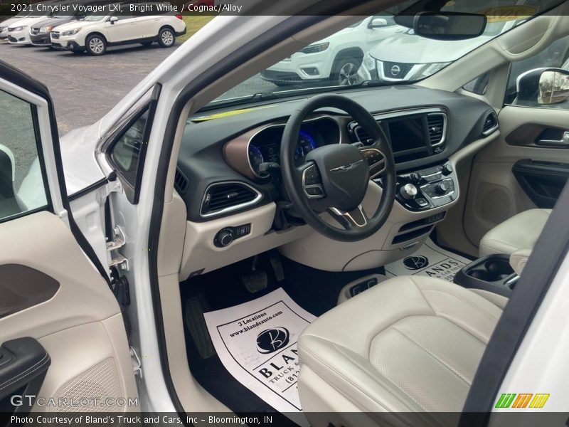 Bright White / Cognac/Alloy 2021 Chrysler Voyager LXI