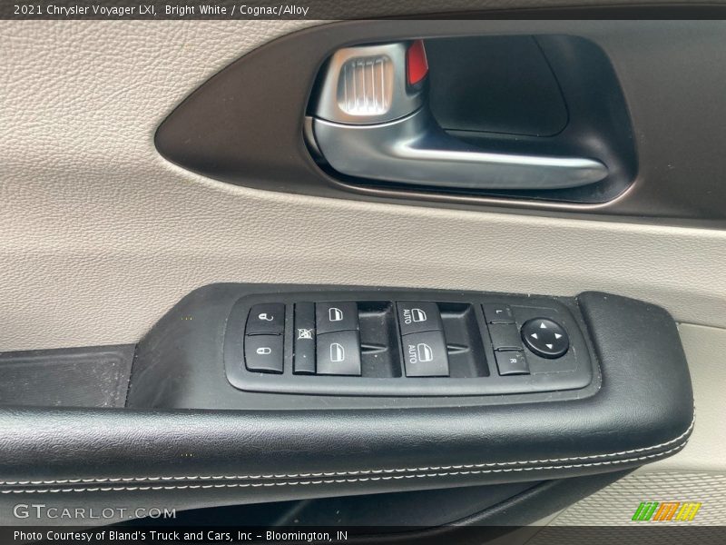 Bright White / Cognac/Alloy 2021 Chrysler Voyager LXI