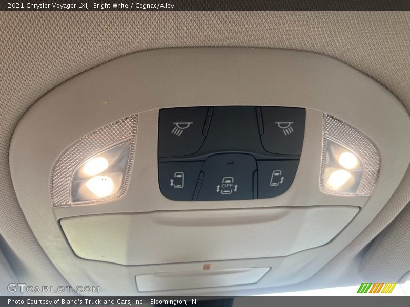 Bright White / Cognac/Alloy 2021 Chrysler Voyager LXI