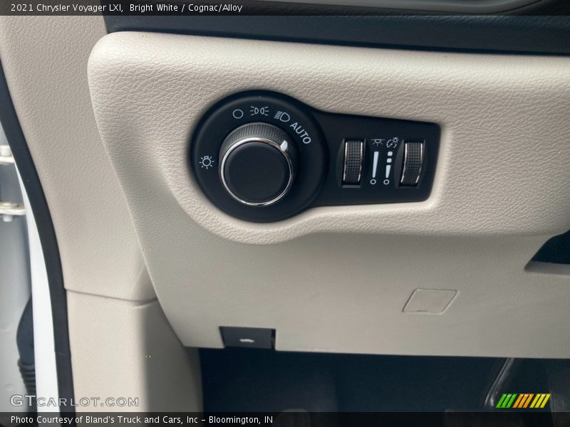 Bright White / Cognac/Alloy 2021 Chrysler Voyager LXI