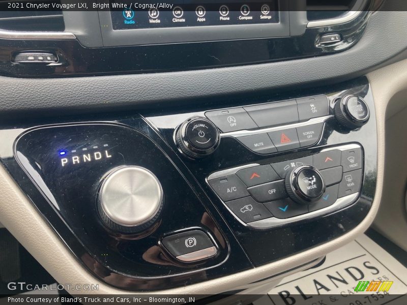 Bright White / Cognac/Alloy 2021 Chrysler Voyager LXI