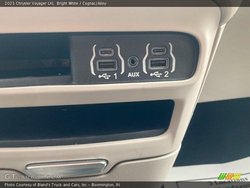 Bright White / Cognac/Alloy 2021 Chrysler Voyager LXI
