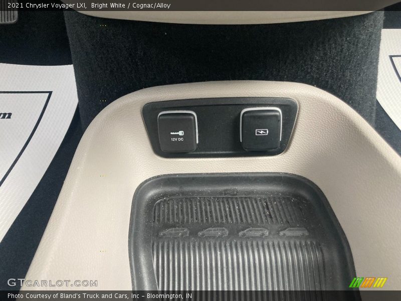Bright White / Cognac/Alloy 2021 Chrysler Voyager LXI