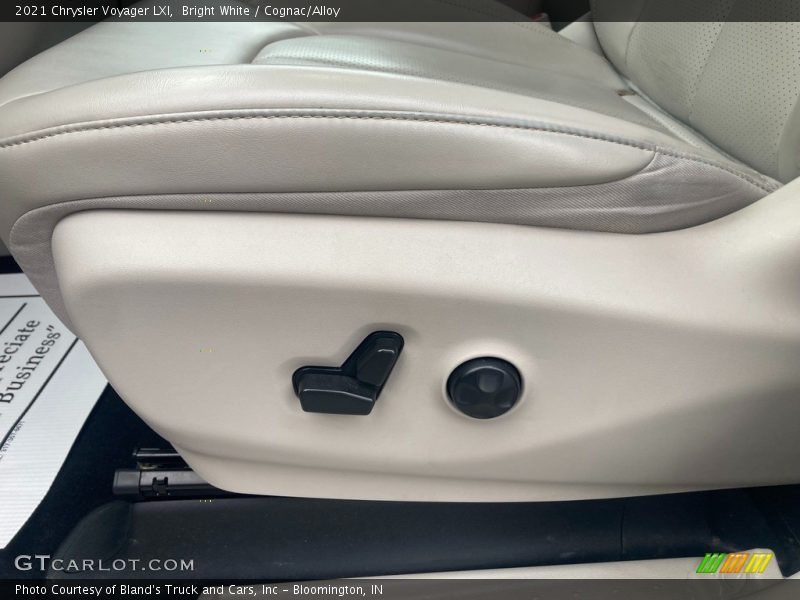 Bright White / Cognac/Alloy 2021 Chrysler Voyager LXI