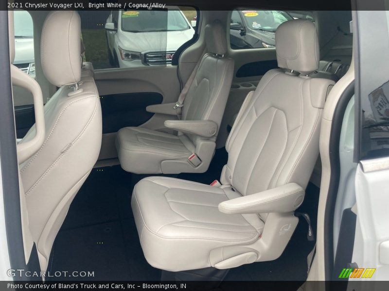 Bright White / Cognac/Alloy 2021 Chrysler Voyager LXI