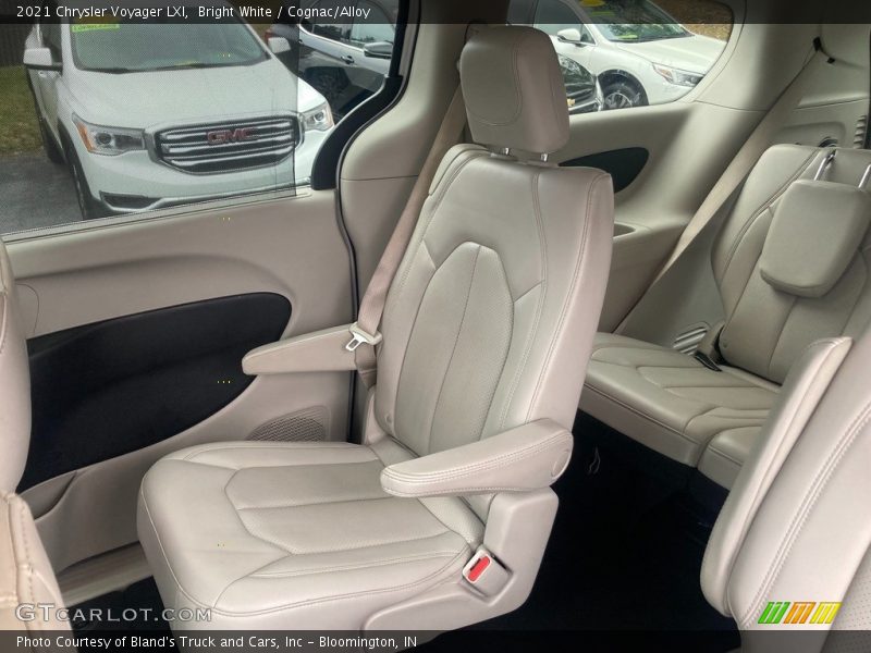 Bright White / Cognac/Alloy 2021 Chrysler Voyager LXI