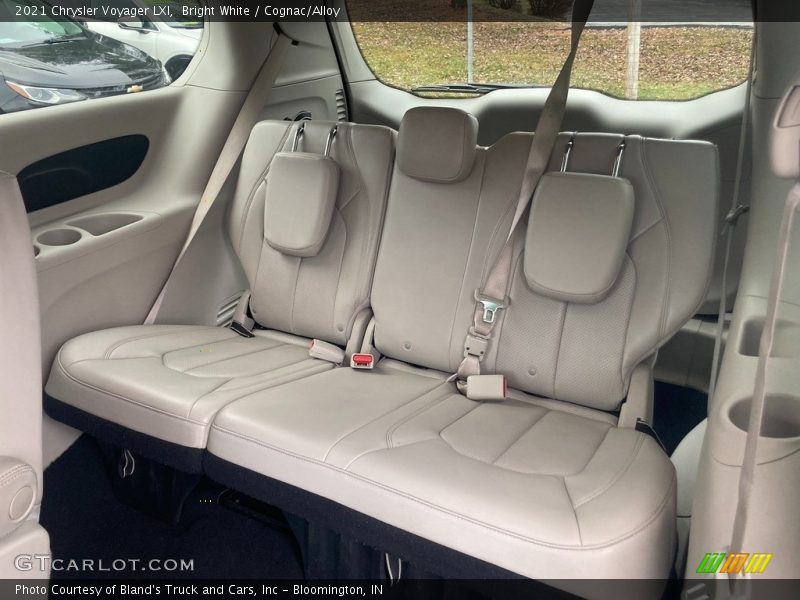 Bright White / Cognac/Alloy 2021 Chrysler Voyager LXI