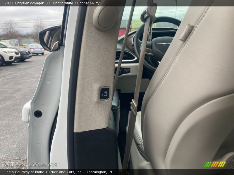 Bright White / Cognac/Alloy 2021 Chrysler Voyager LXI