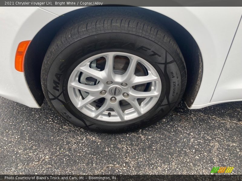 Bright White / Cognac/Alloy 2021 Chrysler Voyager LXI