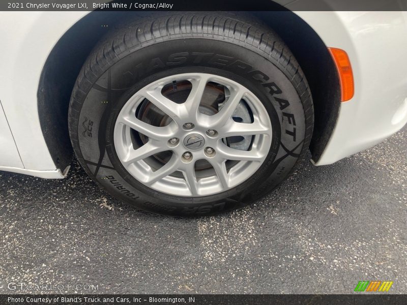 Bright White / Cognac/Alloy 2021 Chrysler Voyager LXI