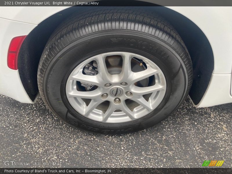 Bright White / Cognac/Alloy 2021 Chrysler Voyager LXI