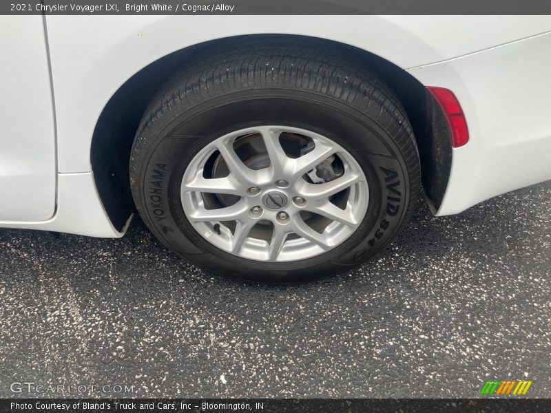 Bright White / Cognac/Alloy 2021 Chrysler Voyager LXI