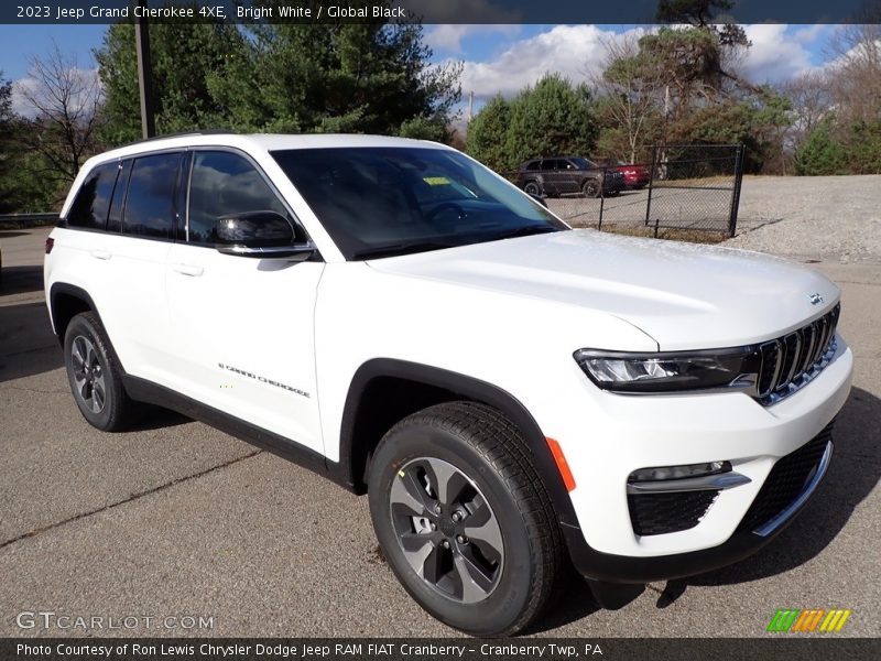 Front 3/4 View of 2023 Grand Cherokee 4XE