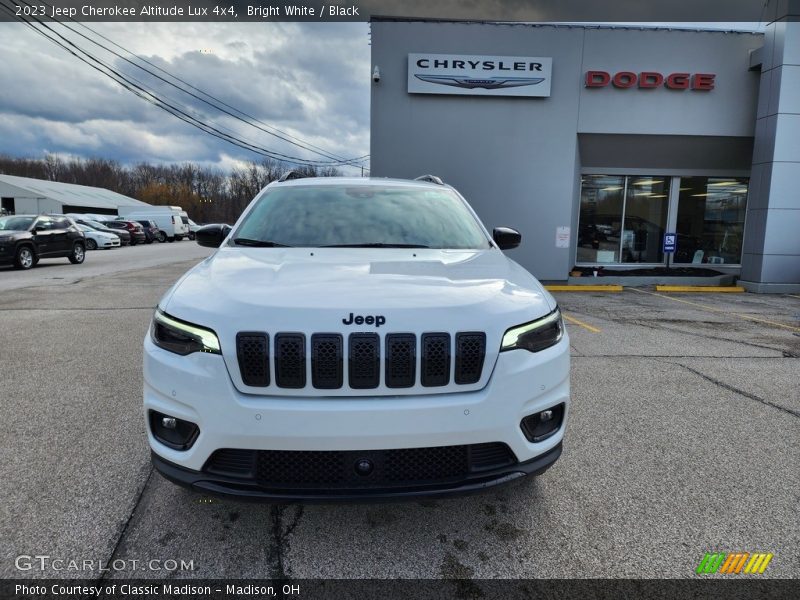 Bright White / Black 2023 Jeep Cherokee Altitude Lux 4x4